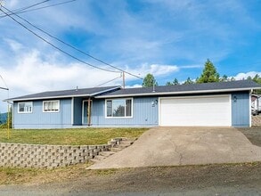 Building Photo - 535 Oak Terrace