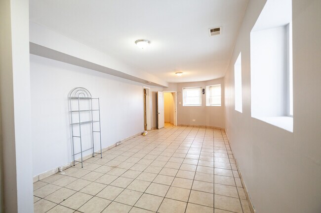 Building Photo - 857 N Harding Ave