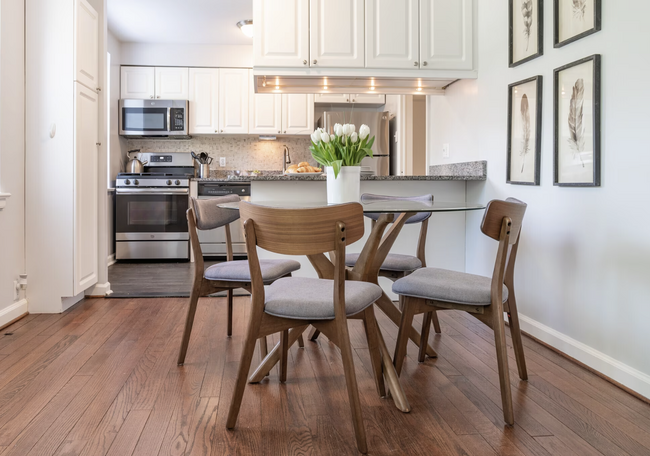 Foto del edificio - Elegant Two-Bedroom, One-Bath Apartment in...