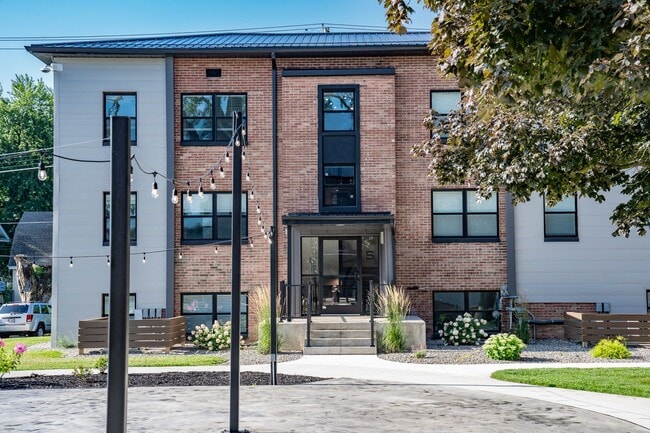 Building Photo - The Riv On The Greenway Apartments