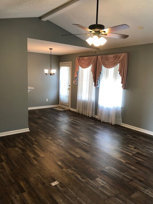 Building Photo - 3 bedroom home in Madison! Fenced in yard!