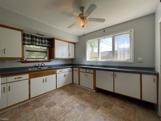 Building Photo - 3 br, 1 bath Duplex - 1824 Central Ave