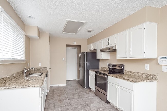 Building Photo - 15850 Alger Dr