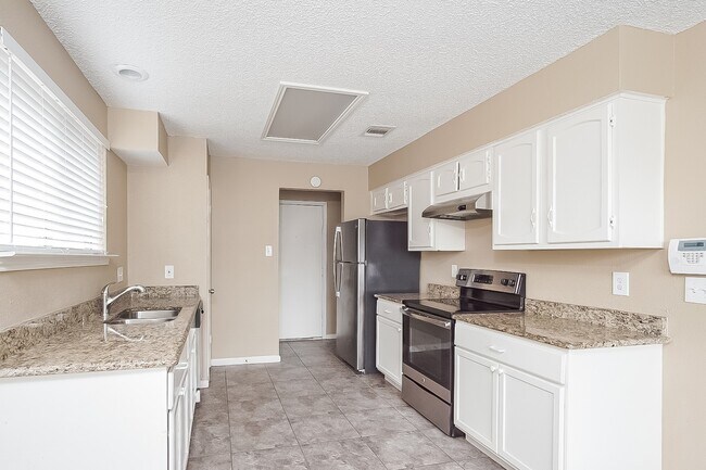 Foto del edificio - 15850 Alger Dr