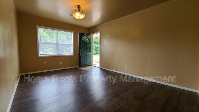 Building Photo - 8825 Country Club Dr