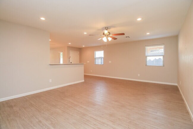 Building Photo - 3825 E Frances Ln