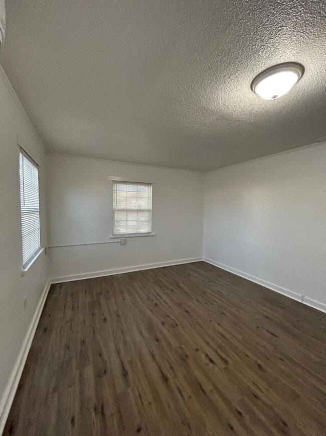 Building Photo - 100 Kazmira Ct