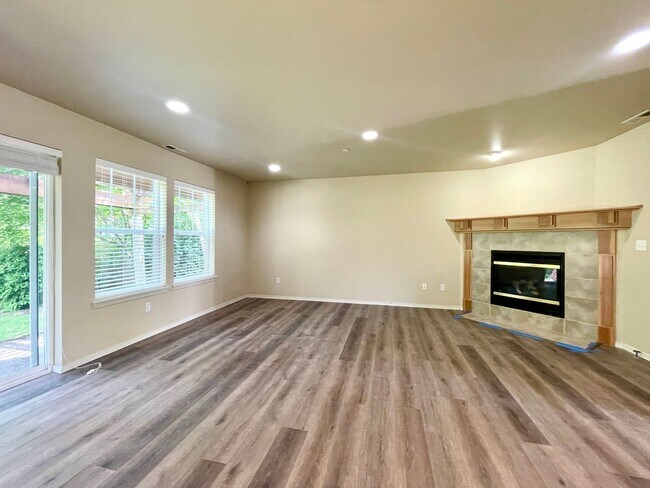 Foto del edificio - Spacious 4 Bedroom Home in DuPont!