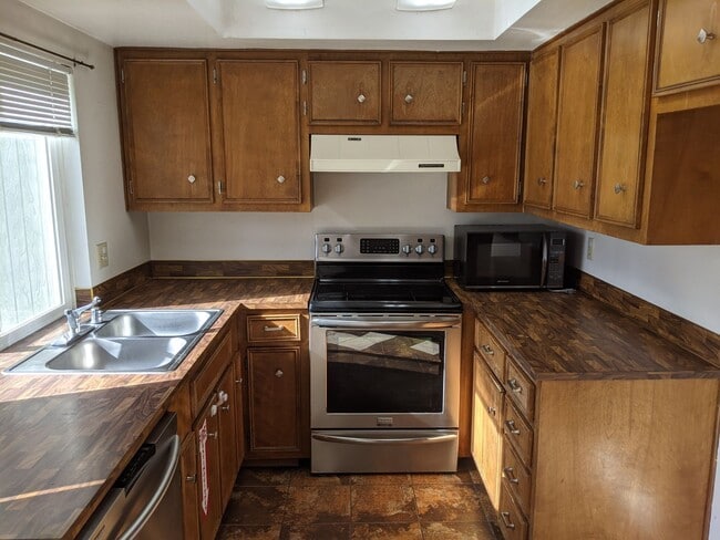 Building Photo - 2 bedroom 1 bathroom duplex