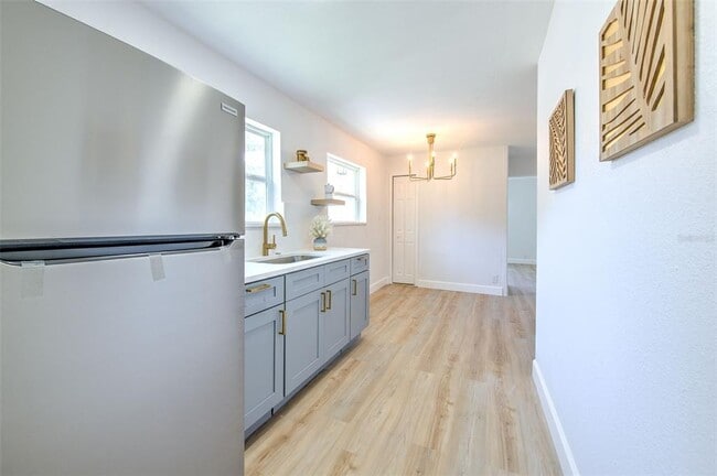 Building Photo - 2002 E Hanna Ave