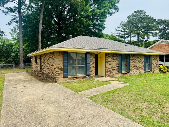 Building Photo - 3-Bedroom Gem !!