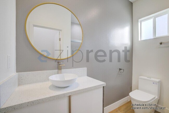Building Photo - 5615 1/2 Riverton Ave