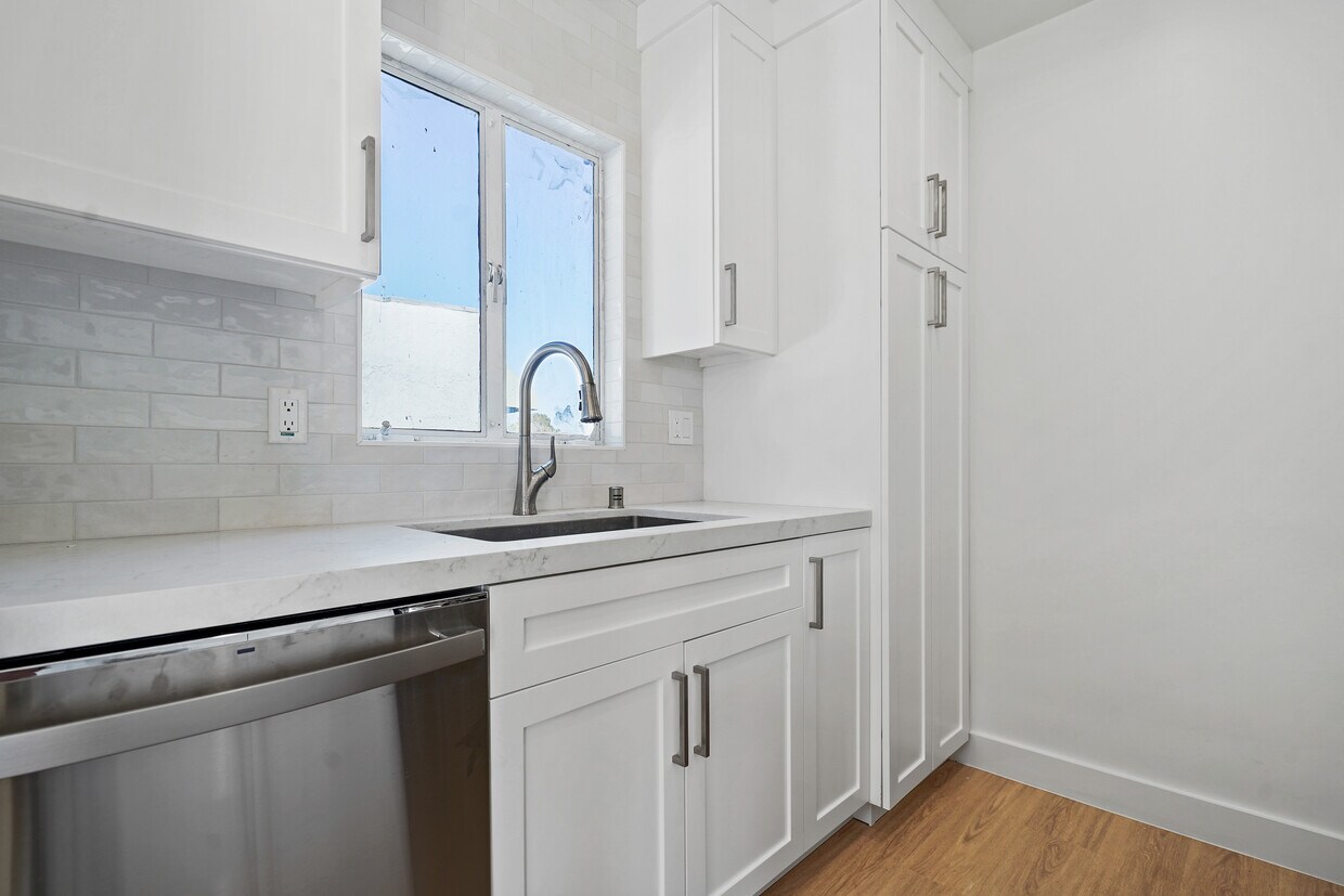 Primary Photo - 920 Marine St