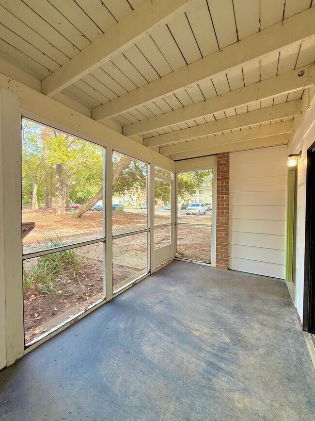Building Photo - Now available! Charming 2 bed / 1 bath condo in a prime Tallahassee location.