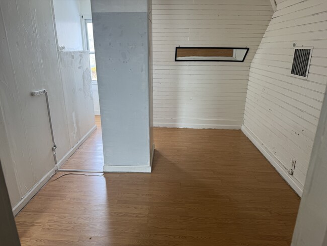 Building Photo - 907 Rood Ave