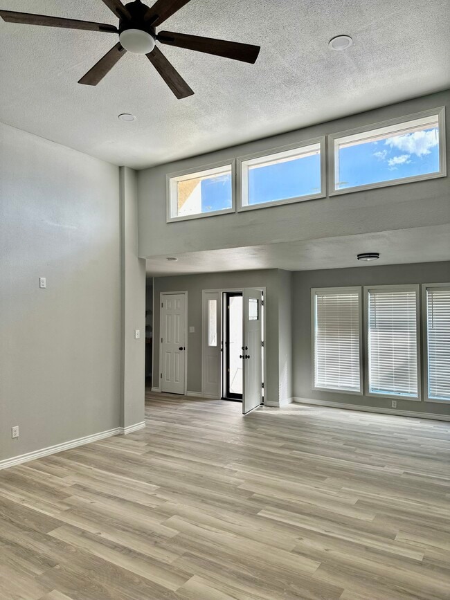 Building Photo - 1906 Mountain Shadow Dr