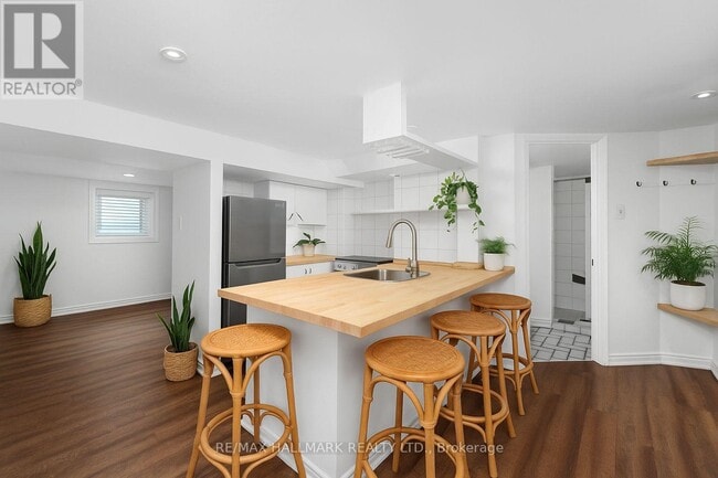 Building Photo - 412 Coxwell Ave