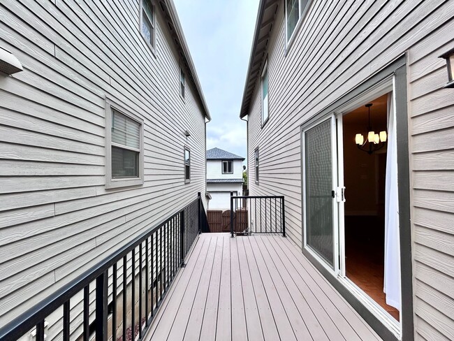 Building Photo - Incredibly Large 4 Bed 2.5 Bath Charmer!