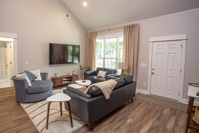 Building Photo - 2202 Elkridge Dr