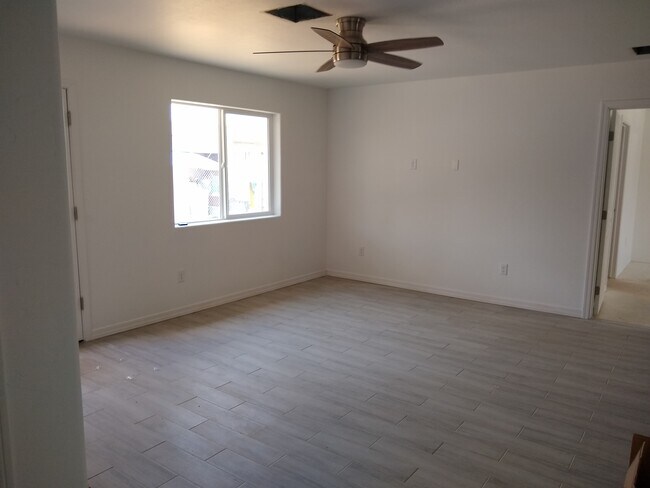 Building Photo - 3011 N Los Altos Ave