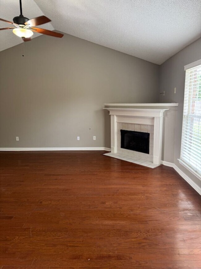 Building Photo - Renovated 4 Bedroom 2 Bath Home with Upsta...