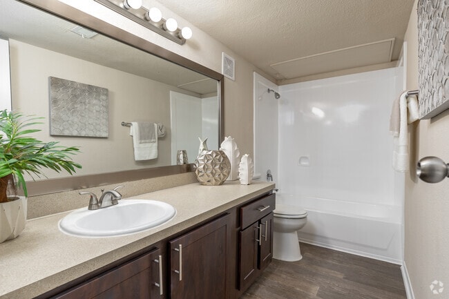 1BR, 1BA - 647SF - A2 - Bathroom - Country Club Apartments