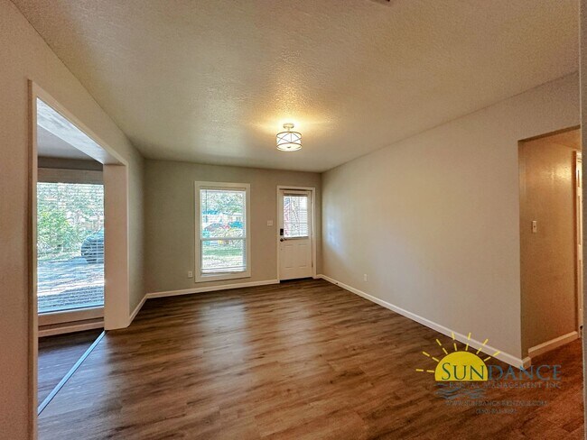 Building Photo - Fully Renovated Pet Friendly 3 Bedroom, Mo...