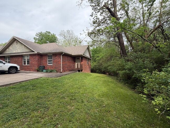 Modern, Low Maintenance Townhome in a Prime Fayetteville Location - Modern, Low Maintenance Townhome in a Prime Fayetteville Location