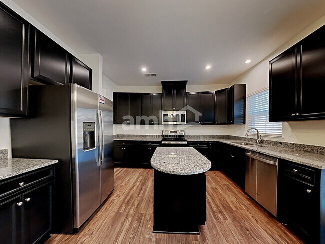 Foto del edificio - 5062 Twin River Dr