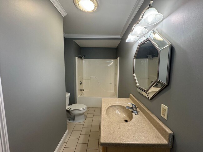 Foto del edificio - 2nd Floor 1 Bedroom Apartment with Bonus Room