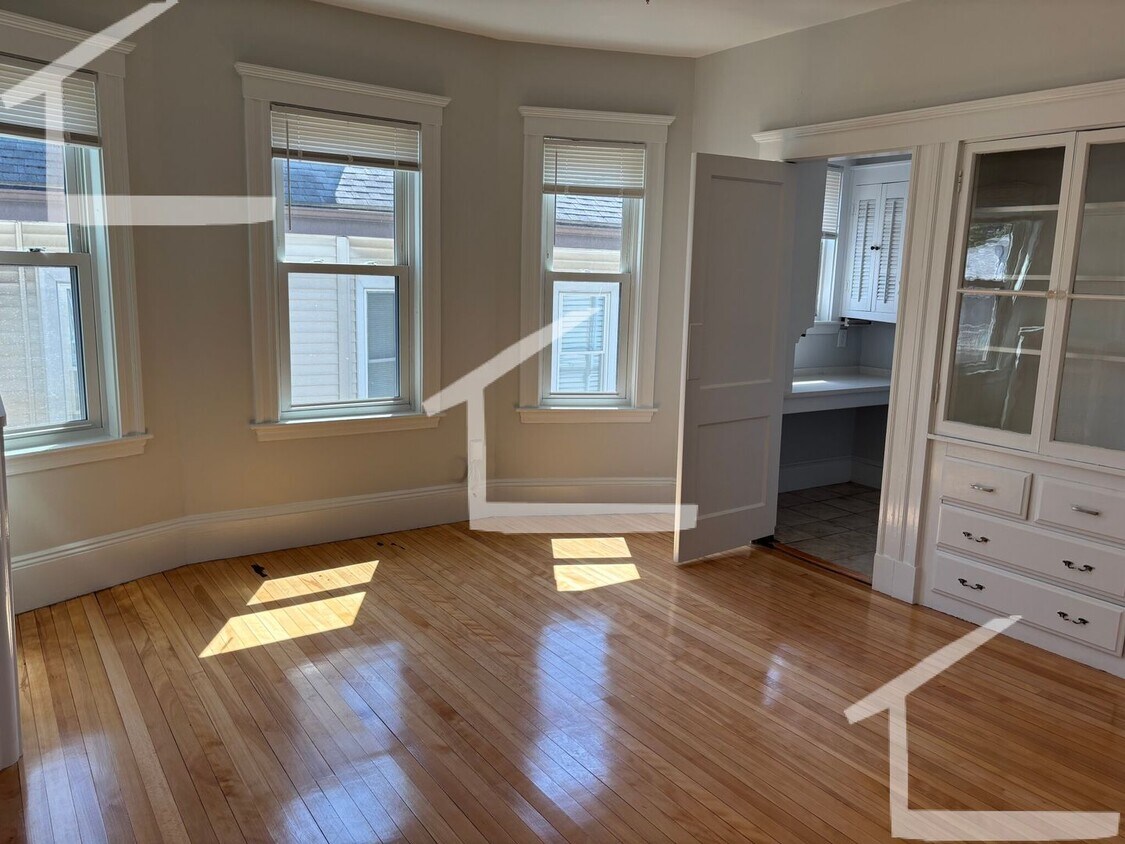 Primary Photo - BIG Oak Square 4 bed/2 bath with updated k...