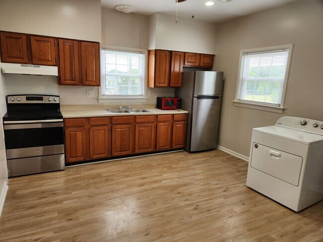 Foto del edificio - 2 Bedroom 1 Bath Upper Level unit-Close to...