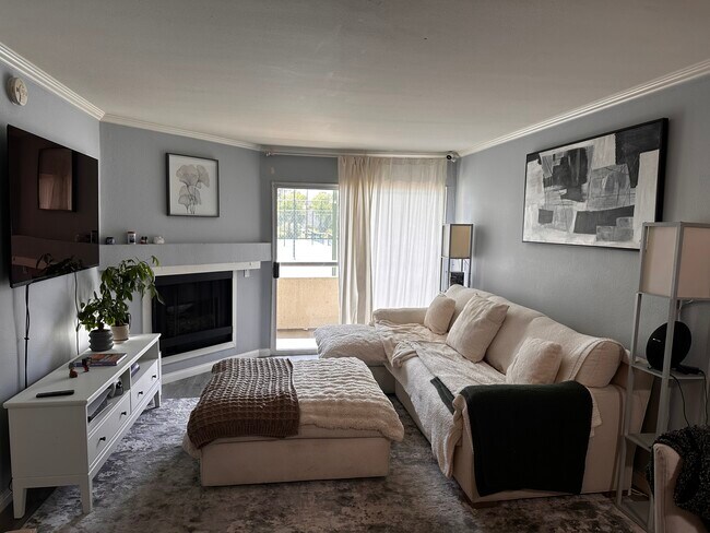 Building Photo - 5565 Canoga Ave