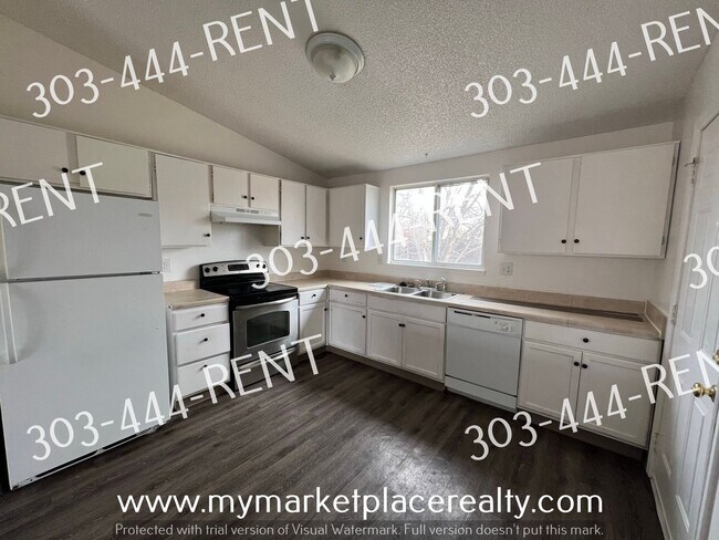 Building Photo - 3 Bedroom 2 Bath Bi-Level Home!