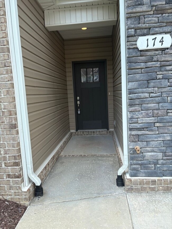 Building Photo - LUXURY TOWNHOME  IN THE CENTER OF MANCHESTER!