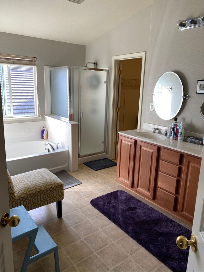 Foto del edificio - Stunning 5/3 Home LOADED w/Upgrades!  (PLE...