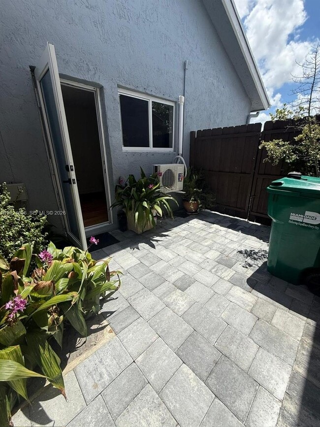 Building Photo - 531 SW 89th Ct