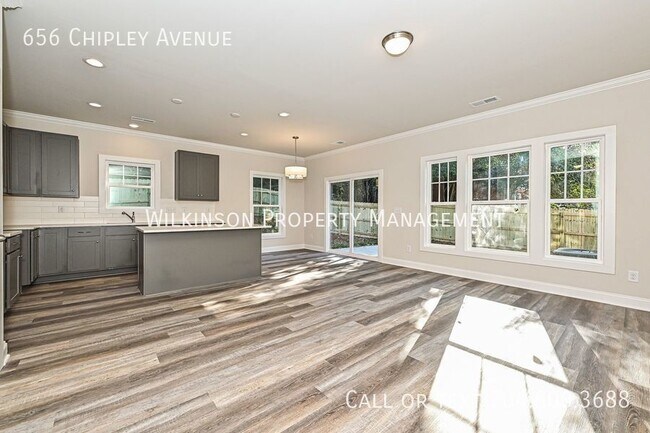 Foto del edificio - 3-Bedroom Townhouse with Proximity to Char...