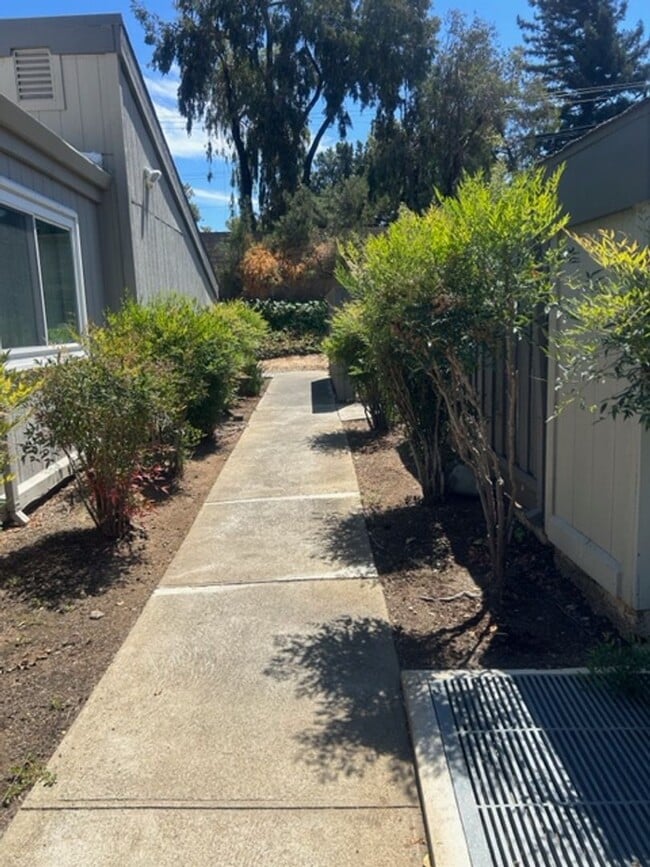 Building Photo - Afordable and spacious Concord 2/1 townhome