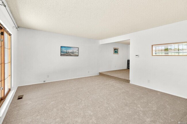 Building Photo - 787 NE Pinecrest Dr