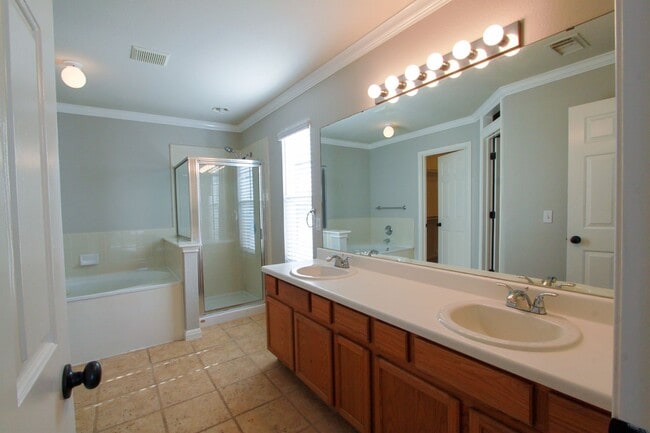 Building Photo - 4 Bedroom, 2.5 Bath Home in Pflugerville