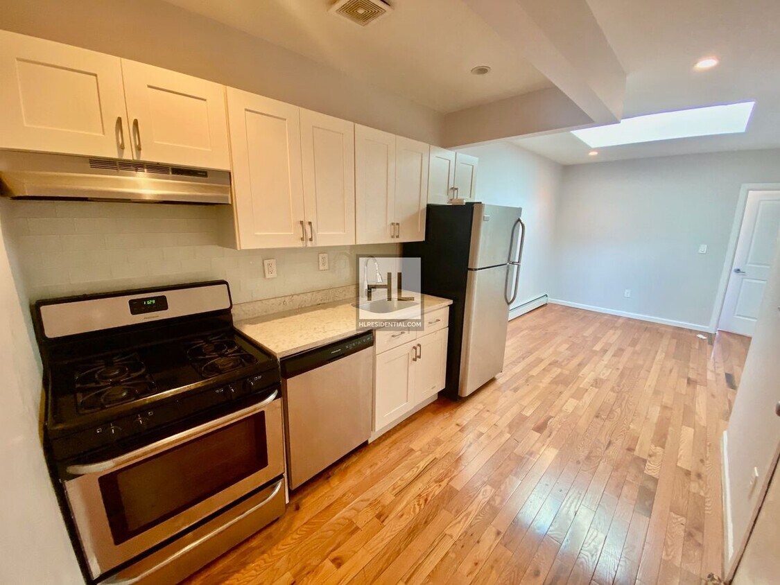 Primary Photo - Large and Bright 2 Bedroom | Bushwick