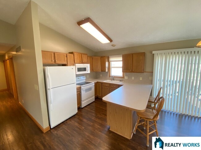 Building Photo - Large 4 bed House! -Realty Works
