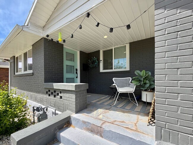 Foto del edificio - Updated 4-Bedroom Home in Salt Lake City!