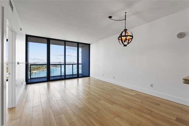 Foto del edificio - 601 NE 36th St