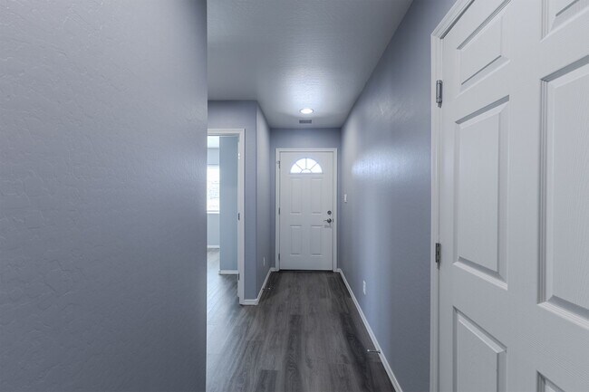 Foto del edificio - 9060 E Lakeshore Dr