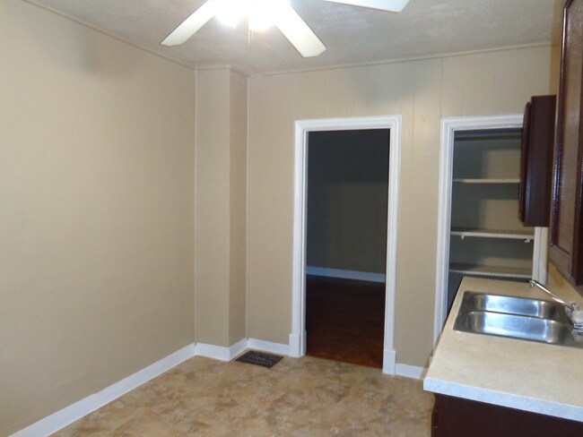 Foto del edificio - 4451 Grace Ave