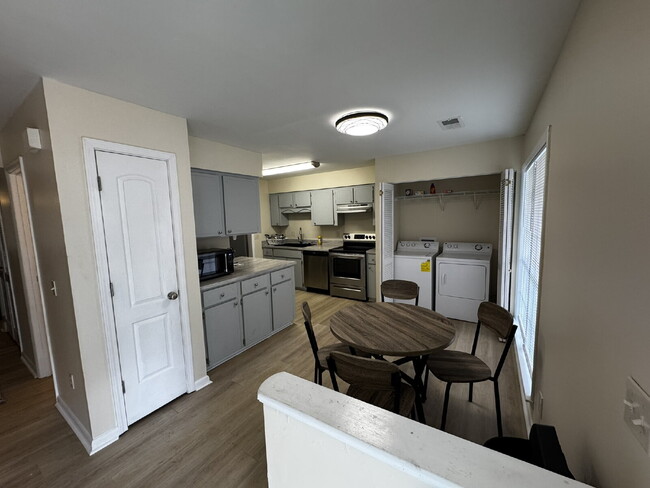 Building Photo - Townhouse for Rent