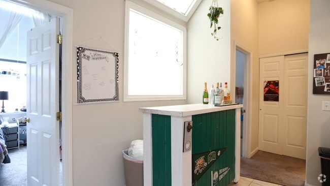 2BR, 1BA - 764-956 SF - Phoenix on Court