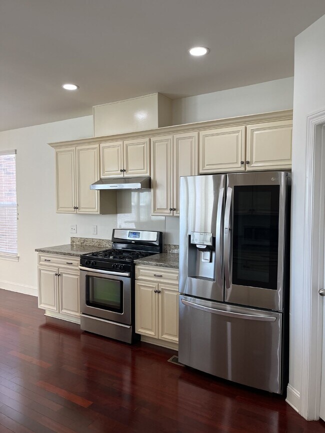 Foto del edificio - "Charming 4-Bed Gem with Guest Suite & Mod...